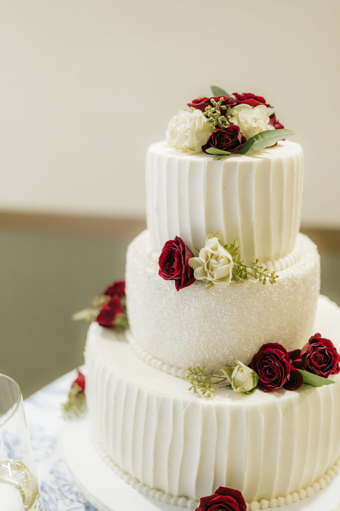 stunning picture of the wedding cake