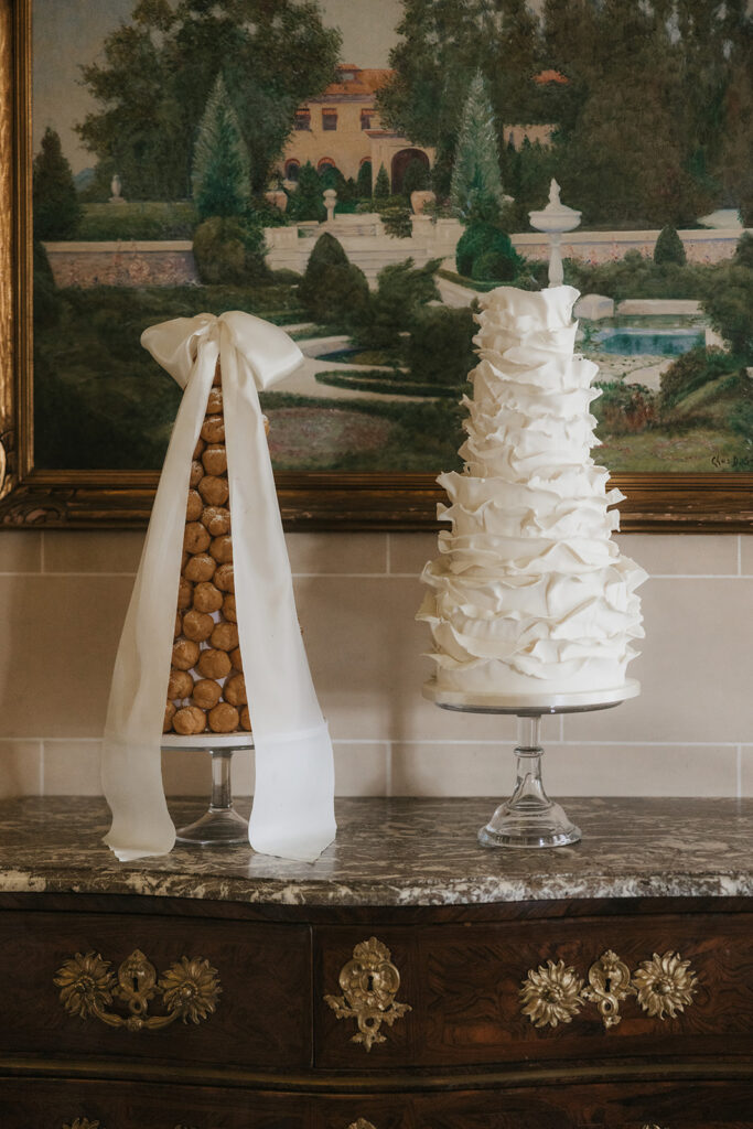 stunning picture of the wedding cake