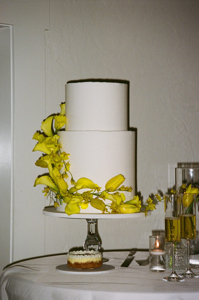 stunning picture of the wedding cake