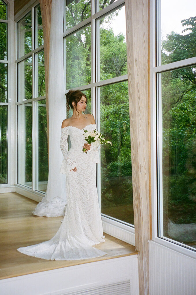 beautiful picture of the bride before the ceremony