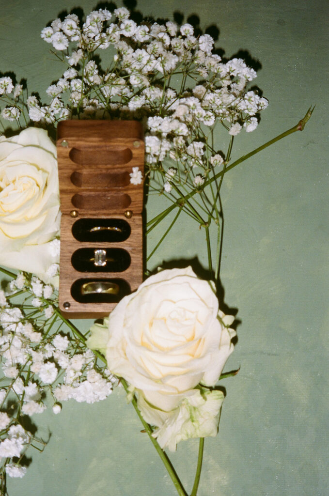 closeup shot of the wedding rings