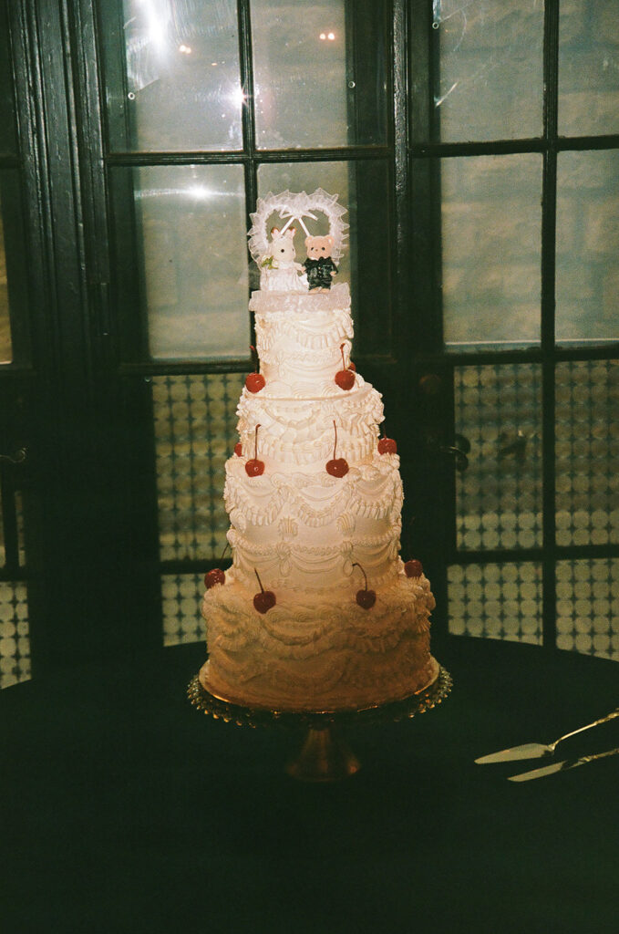 stunning picture of the wedding cake