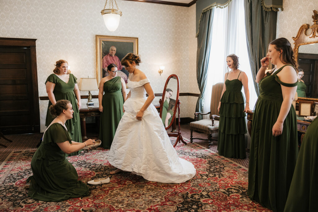 cute picture of the bride and her friends