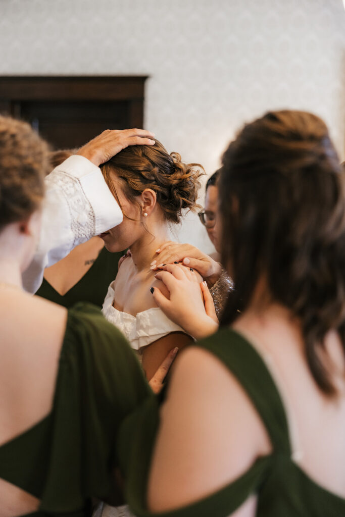 cute picture of the bride and her bridesmaids